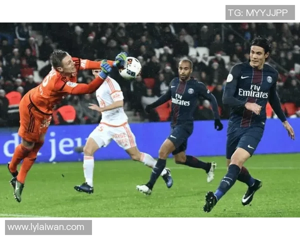 足总杯激战：拜仁与里昂战成平局全场气氛紧张引发热议